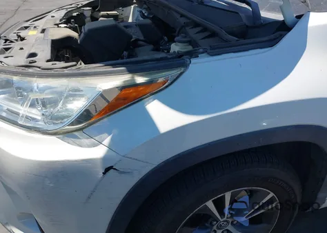 2018 Toyota Highlander Le z USA, uszkodzony, nr VIN 5TDZARFH8JS033218